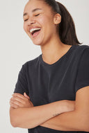 amana-top-zwart-korte-mouwen-losse-pasvorm-model-close-up-2