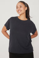 amana-top-zwart-korte-mouwen-losse-pasvorm-model-vooraanzicht-5