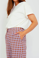 amana-top-wit-korte-mouwen-losse-pasvorm-model-close-up-1