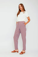 amana-top-wit-korte-mouwen-losse-pasvorm-model-vooraanzicht-2