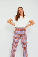 amana-top-wit-korte-mouwen-losse-pasvorm-model-vooraanzicht-3