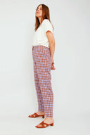 amana-top-wit-korte-mouwen-losse-pasvorm-model-zijaanzicht-1