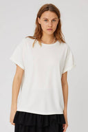 amana-top-wit-korte-mouwen-losse-pasvorm-model-vooraanzicht-4