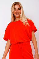 amana-top-oranje-korte-mouwen-losse-pasvorm-model-vooraanzicht-1