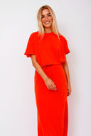 amana-top-oranje-korte-mouwen-losse-pasvorm-model-vooraanzicht-3