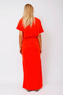 amana-top-oranje-korte-mouwen-losse-pasvorm-model-achteraanzicht-1