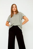 amana-top-groen-korte-mouwen-losse-pasvorm-model-vooraanzicht-3