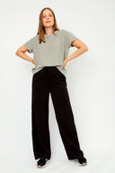 amana-top-groen-korte-mouwen-losse-pasvorm-model-vooraanzicht-2