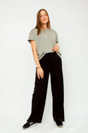 amana-top-groen-korte-mouwen-losse-pasvorm-model-vooraanzicht-5