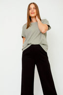 amana-top-groen-korte-mouwen-losse-pasvorm-model-vooraanzicht-4