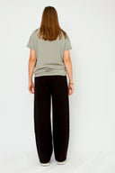 amana-top-groen-korte-mouwen-losse-pasvorm-model-achteraanzicht-1