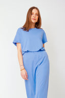 amana-top-blauw-korte-mouwen-losse-pasvorm-model-vooraanzicht-2