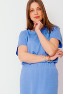 amana-top-blauw-korte-mouwen-losse-pasvorm-model-vooraanzicht-1