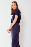 amana-top-donker-grijs-korte-mouwen-losse-pasvorm-model-zijaanzicht-2