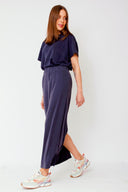 amana-top-donker-grijs-korte-mouwen-losse-pasvorm-model-vooraanzicht-2