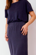 amana-top-donker-grijs-korte-mouwen-losse-pasvorm-model-close-up-1