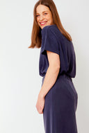 amana-top-donker-grijs-korte-mouwen-losse-pasvorm-model-zijaanzicht-1