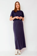 amana-top-donker-grijs-korte-mouwen-losse-pasvorm-model-vooraanzicht-1