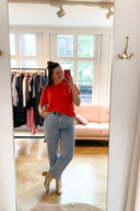 amana-top-rood-korte-mouwen-losse-pasvorm-model-vooraanzicht-1