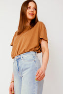 amana-top-bruin-korte-mouwen-losse-pasvorm-model-vooraanzicht-1