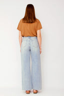 amana-top-bruin-korte-mouwen-losse-pasvorm-model-achteraanzicht-1