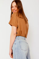 amana-top-bruin-korte-mouwen-losse-pasvorm-model-achteraanzicht-1