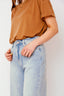 amana-top-bruin-korte-mouwen-losse-pasvorm-model-close-up-1