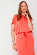 amana-top-oranje-korte-mouwen-losse-pasvorm-model-vooraanzicht-4