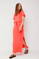 amana-top-oranje-korte-mouwen-losse-pasvorm-model-vooraanzicht-3