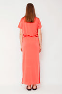 amana-top-oranje-korte-mouwen-losse-pasvorm-model-achteraanzicht-1