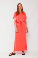 amana-top-oranje-korte-mouwen-losse-pasvorm-model-vooraanzicht-1