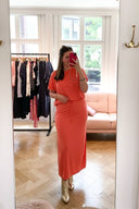 amana-top-oranje-korte-mouwen-losse-pasvorm-model-vooraanzicht-6