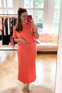 amana-top-oranje-korte-mouwen-losse-pasvorm-model-vooraanzicht-5