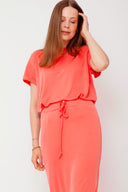 amana-top-oranje-korte-mouwen-losse-pasvorm-model-vooraanzicht-2