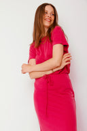 amana-top-rose-korte-mouwen-losse-pasvorm-model-vooraanzicht-1