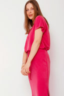 amana-top-rose-korte-mouwen-losse-pasvorm-model-zijaanzicht-1