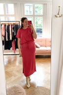 amana-top-rose-korte-mouwen-losse-pasvorm-model-vooraanzicht-6