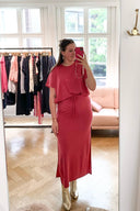 amana-top-rose-korte-mouwen-losse-pasvorm-model-vooraanzicht-5