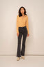 emma-flared-jeans-donkergrijs-sweet-like-you-model-vooraanzicht-4