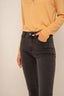 emma-flared-jeans-donkergrijs-sweet-like-you-model-close-up-1
