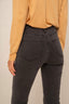 emma-flared-jeans-donkergrijs-sweet-like-you-model-achteraanzicht-3