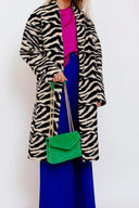 celine-chevron-schoudertas-suede-groen-sweet-like-you-modelfoto-vooraanzicht-1