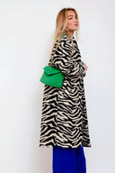 celine-chevron-schoudertas-suede-groen-sweet-like-you-modelfoto-zijaanzicht-1