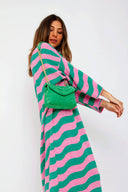 celine-chevron-schoudertas-suede-groen-sweet-like-you-modelfoto-zijaanzicht-2