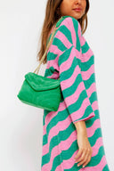 celine-chevron-schoudertas-suede-groen-sweet-like-you-modelfoto-zijaanzicht-3