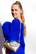celine-metallic-chevron-schoudertas-gold-sweet-like-you-model-vooraanzicht-2