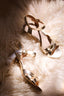 geweven-gouden-hakken-met-blokhak-verstelbare-enkelband-sweet-like-you-productfoto-zijaanzicht-1