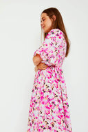 gioella-jurk-mansina-print-mbym-modelfoto-zijaanzicht-1