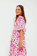 gioella-jurk-mansina-print-mbym-modelfoto-zijaanzicht-2