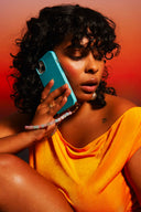 biologisch-afbreekbaar-iphone-hoesje-blauw-atelje-model-vooraanzicht-1